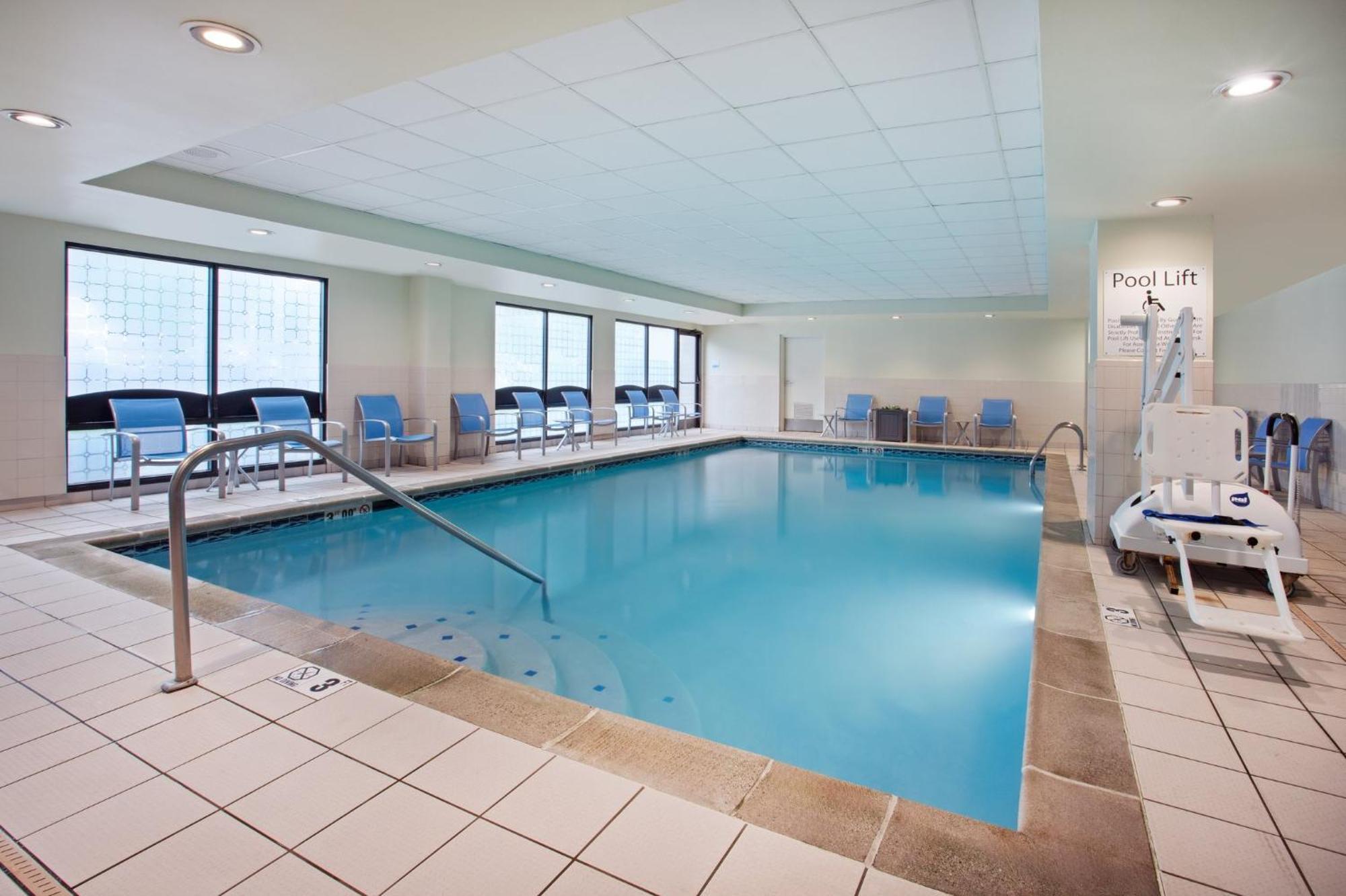 Holiday Inn Express & Suites Cincinnati Riverfront By Ihg Covington Bagian luar foto