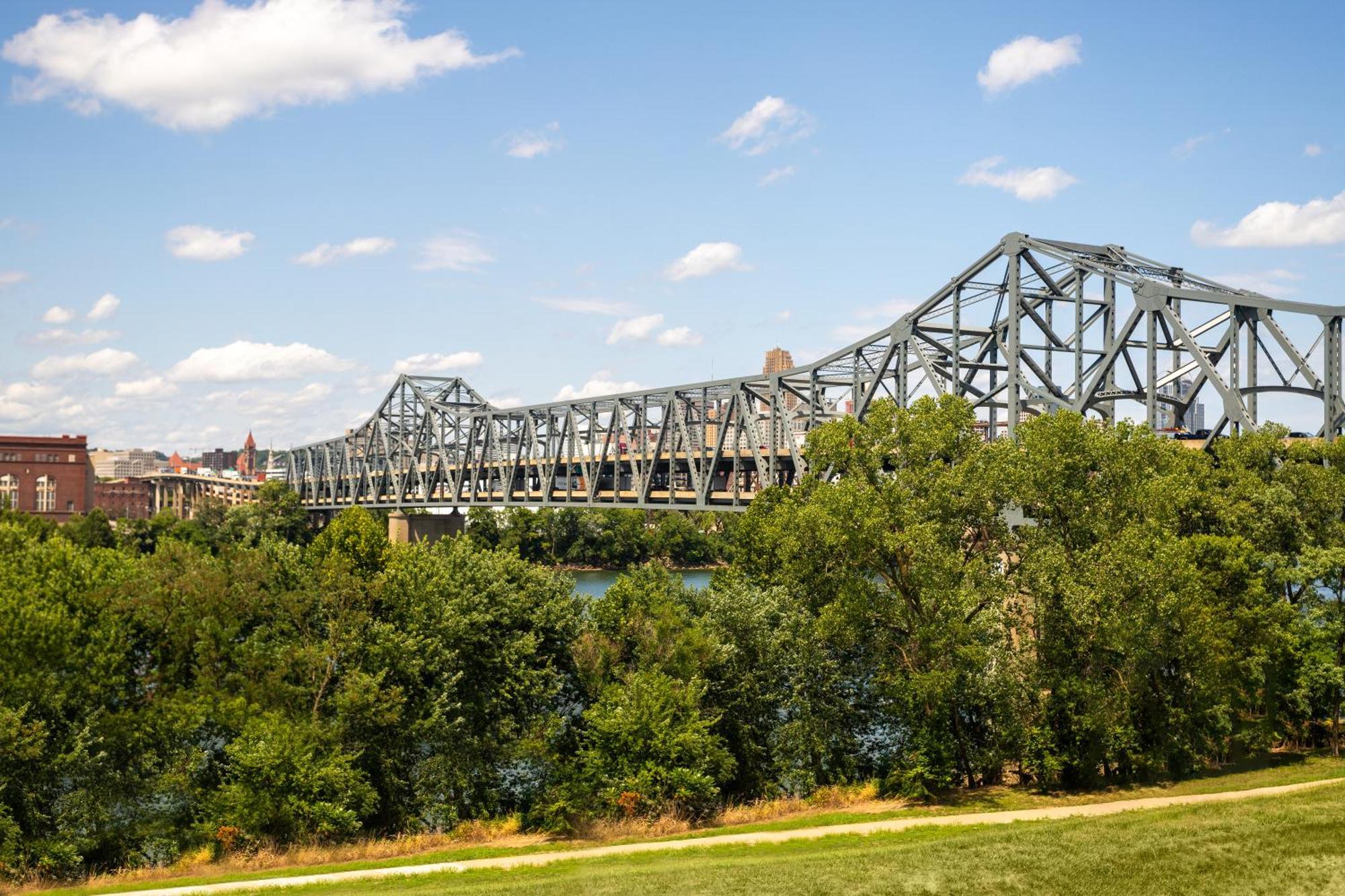 Holiday Inn Express & Suites Cincinnati Riverfront By Ihg Covington Bagian luar foto