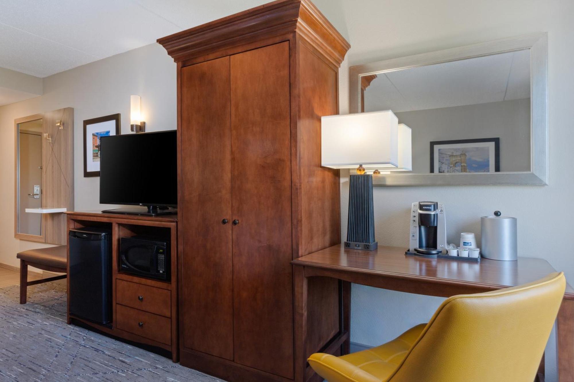 Holiday Inn Express & Suites Cincinnati Riverfront By Ihg Covington Bagian luar foto