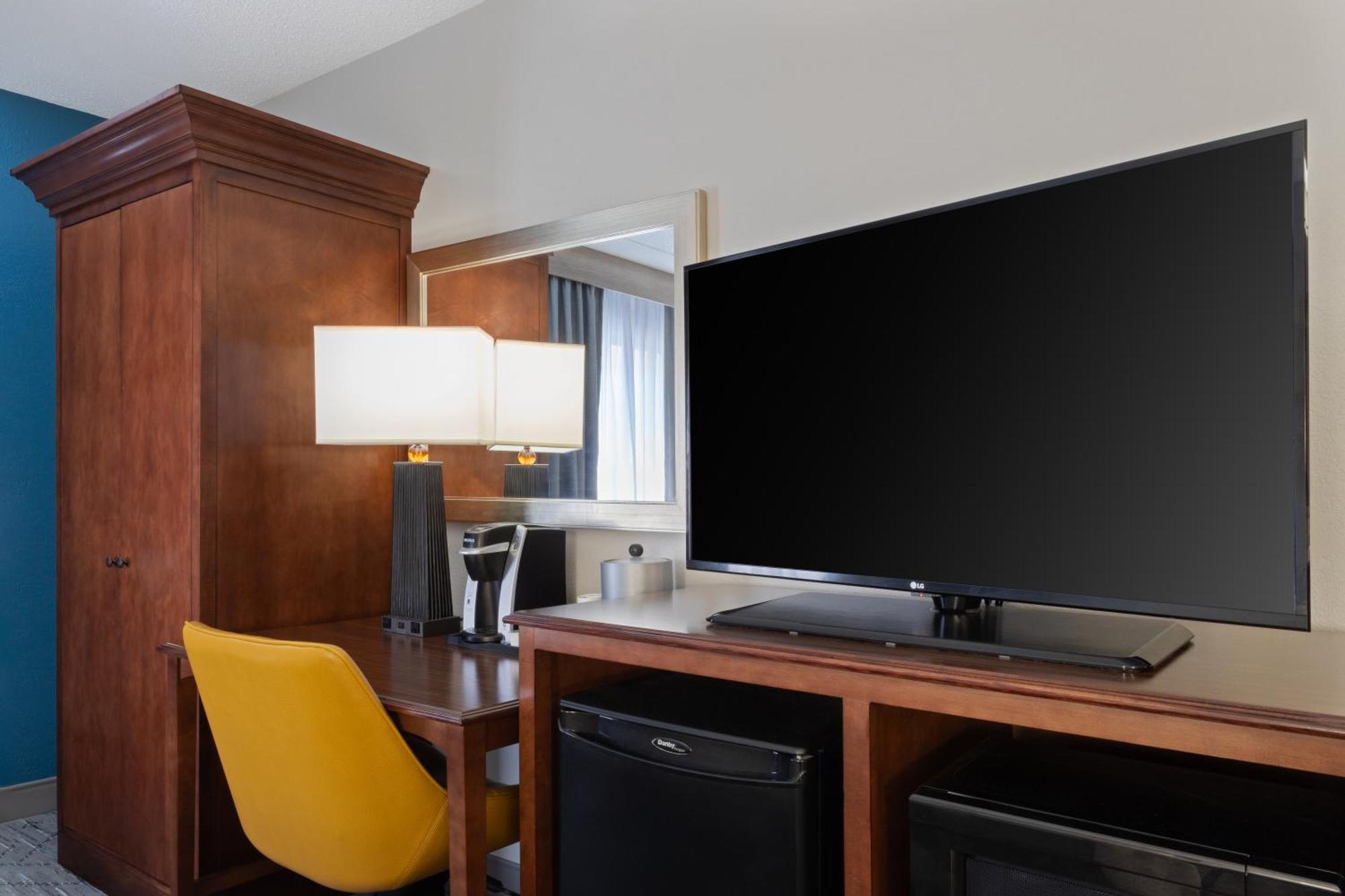 Holiday Inn Express & Suites Cincinnati Riverfront By Ihg Covington Bagian luar foto